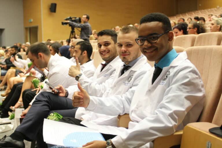 Studenci medycyny otrzymali od swoich opiekunów białe fartuchy