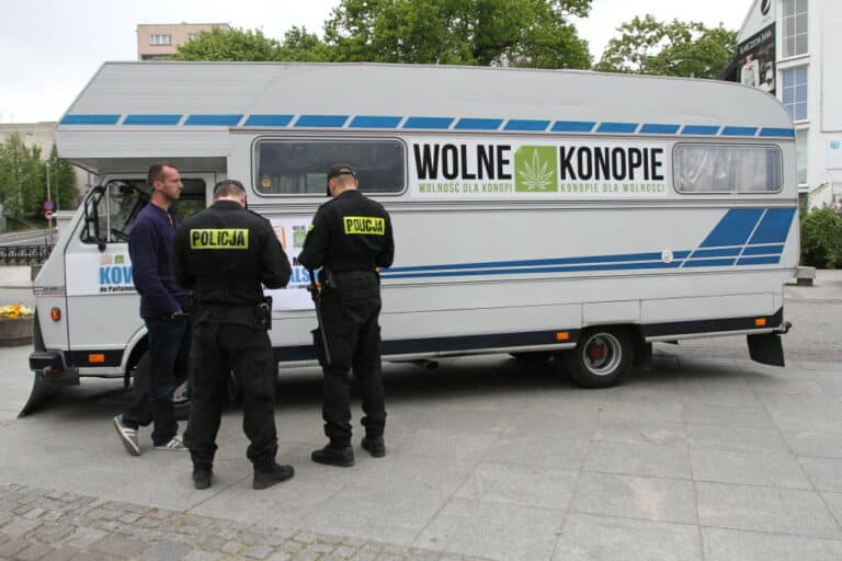 Gandziobus na olsztyńskiej starówce promował legalizację marihuany