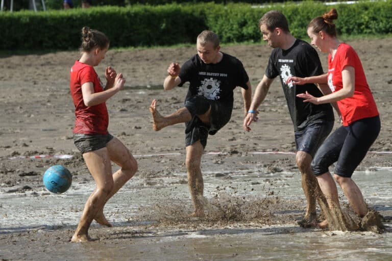 Błotny mecz w Kortowie