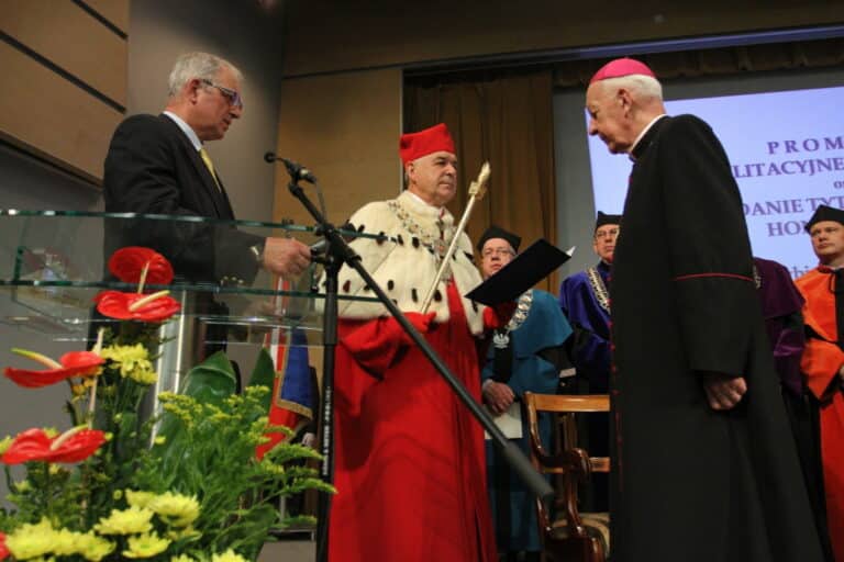 Arcybiskup Edmund Piszcz z tytułem doktora honoris causa UWM