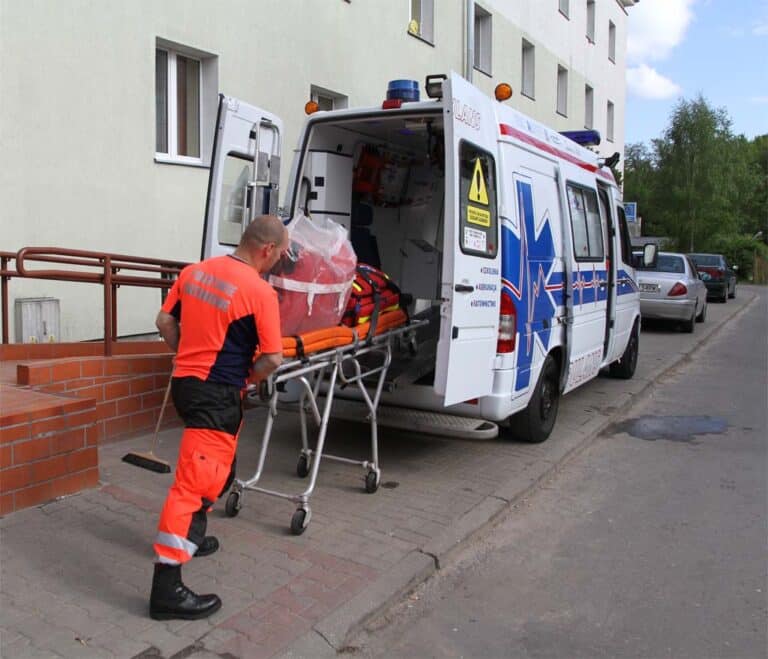 Pijani mężczyźni pobili ratowników pogotowia