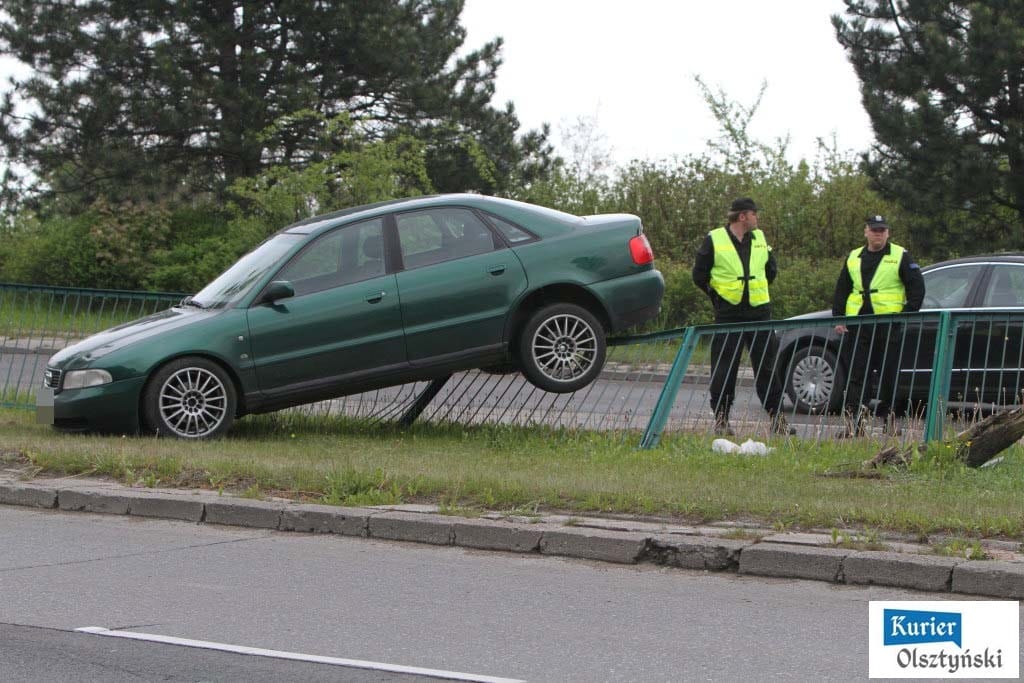 SAMOCHOD ZAWISNAL NA BARIERCE KRASICKIEGO