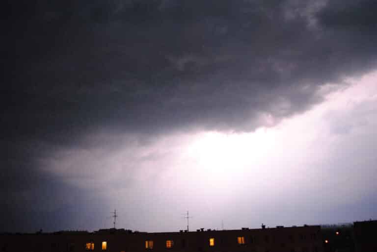 Jak zachować się podczas burzy?