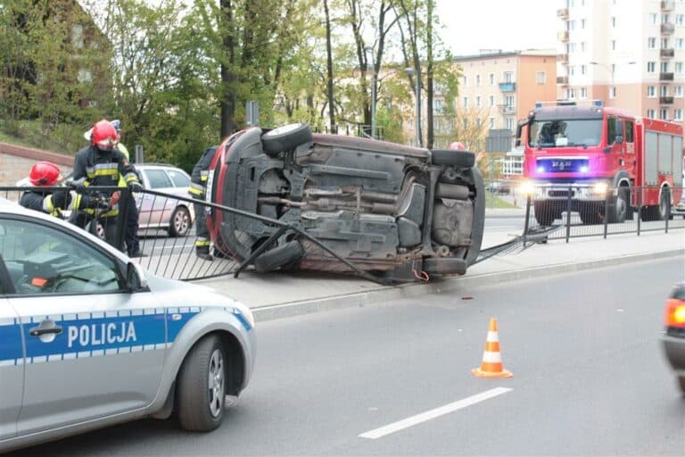 Seat przebił barierki i wywrócił się na bok