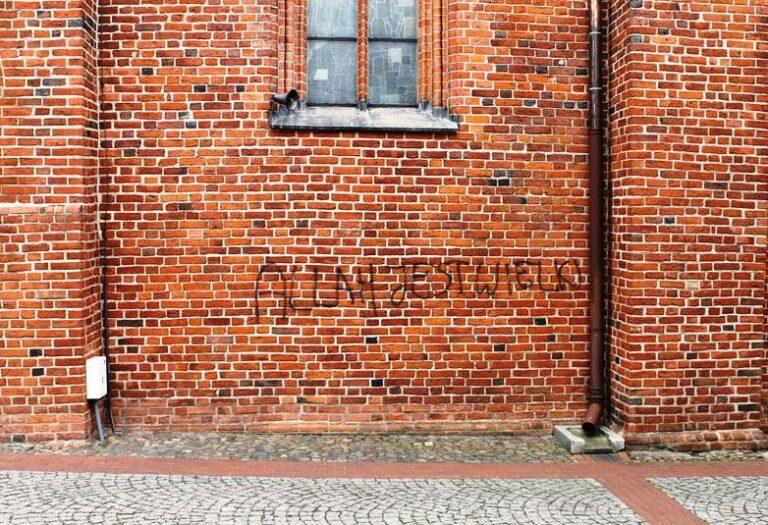 Bezmyślny atak wandala na olsztyńską katedrę