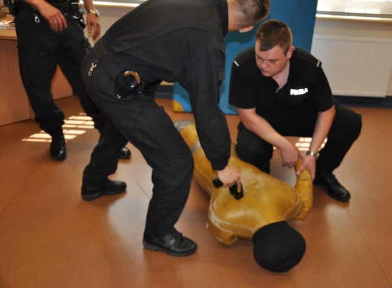 Policja obezwładni ciebie prądem