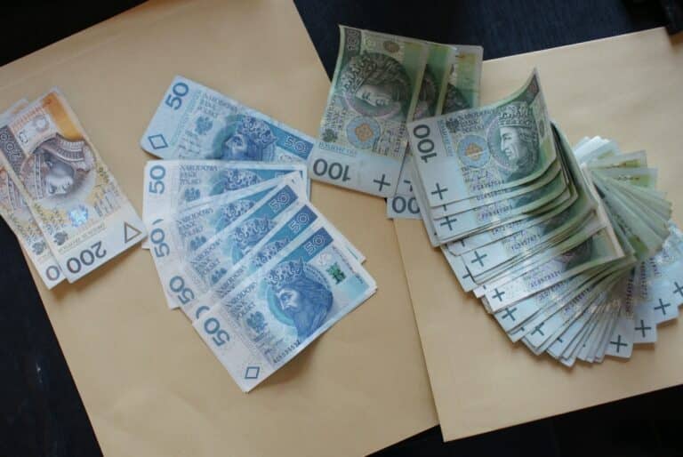 Okradały własną szkołę. Na swoje konta przelały ponad 25 tys. zł