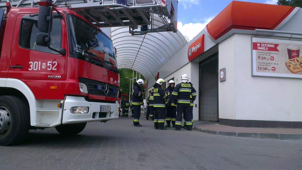 Dym na stacji benzynowej przy ul. Bałtyckiej. Dziewięć jednostek w akcji pożar Galerie, Węgorzewo