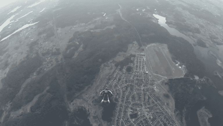 Skok na miasto czy wyskoczyć na miasto?