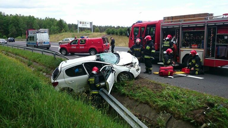 Dachowanie na Sielskiej. Jedna osoba w szpitalu
