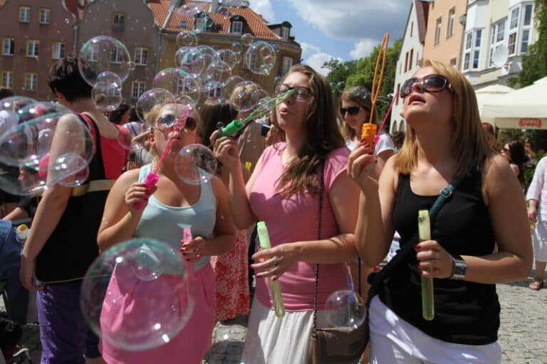 Starówka pełna baniek mydlanych