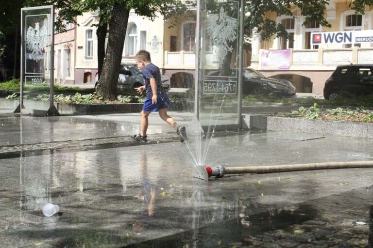 W mieście pojawiły się kurtyny wodne do schładzania gorących gł&oacute;w i ciał