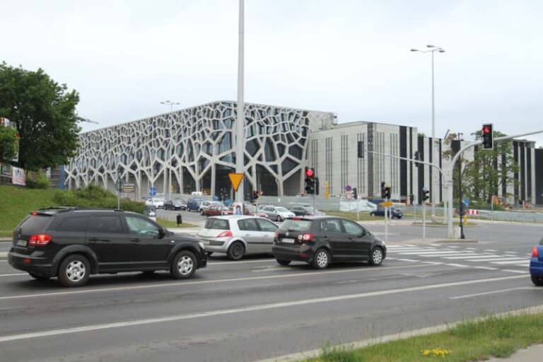 Galeria Warmińska znowu zmienia zasady parkowania. To nie żart