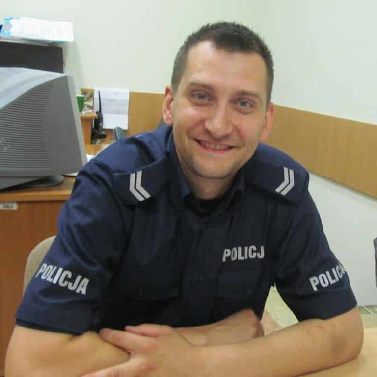 Policjant uratował tonącą nastolatkę