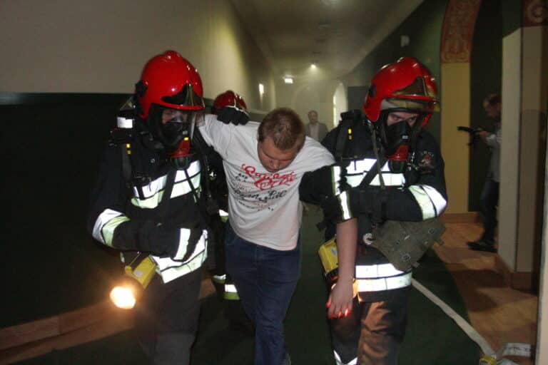 Wozy strażackie pod Teatrem Jaracza. Ludzie ewakuowani z budynku