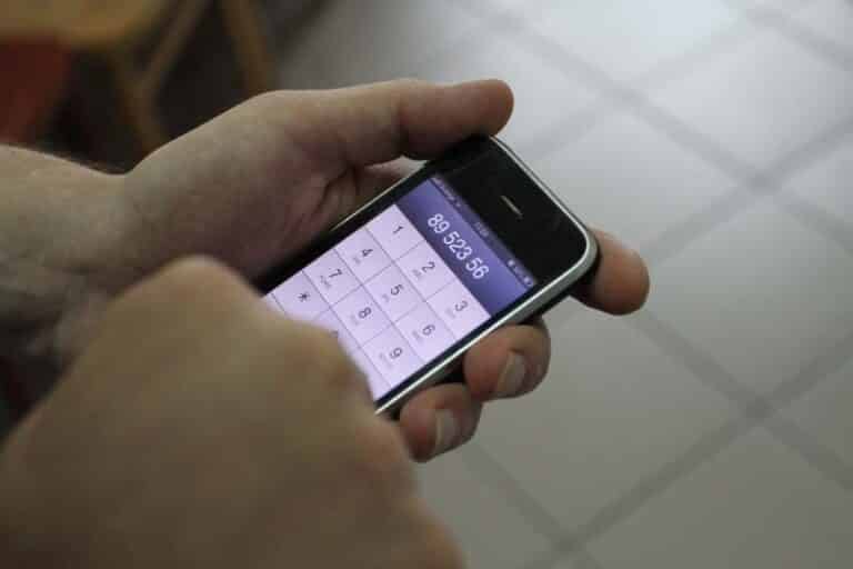 Wyrwał dziecku telefon z rąk i uciekł