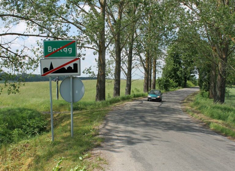 Popularny skr&oacute;t czeka remont oraz powstanie nowy chodnik do Bartąga