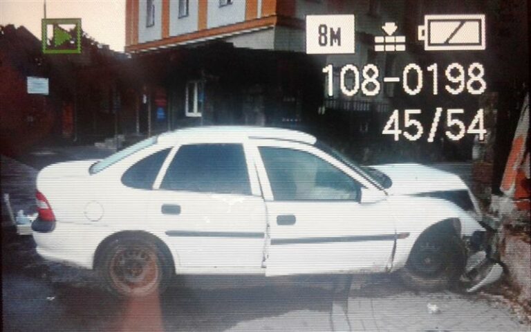 Był pijany i nie miał "prawka". Zderzył się z ogrodzeniem komisariatu