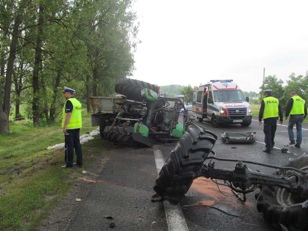 Traktor zderzył się z ciężarówką. Dwie osoby zostały zabrane do szpitala motoryzacja Galerie, Ostróda