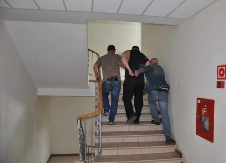 Centralne Biuro Śledcze zatrzymuje poszukiwanego za wiele przestępstw