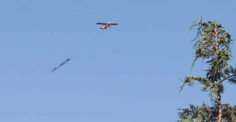 Samolot lata nad Olsztynem. Co reklamuje?