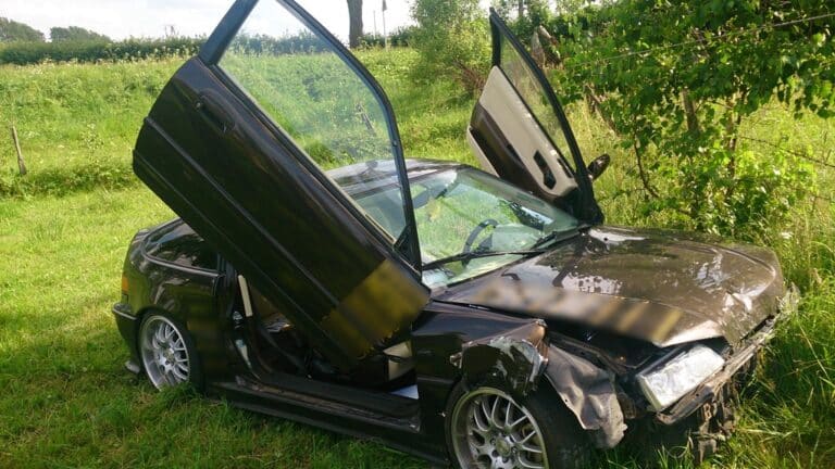 Tak kończy się zbyt szybka jazda. Samochód wylądował w polu