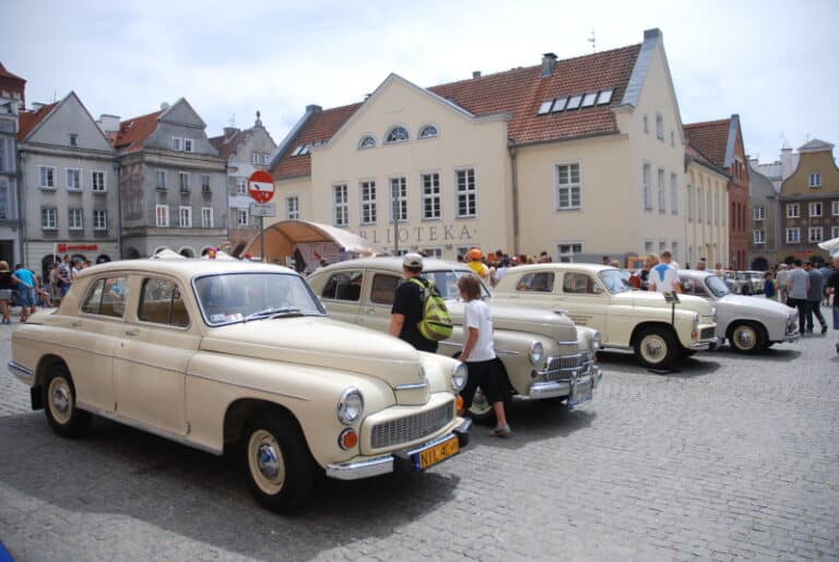W Olsztynie trwa zlot fanów aut z czasów PRL
