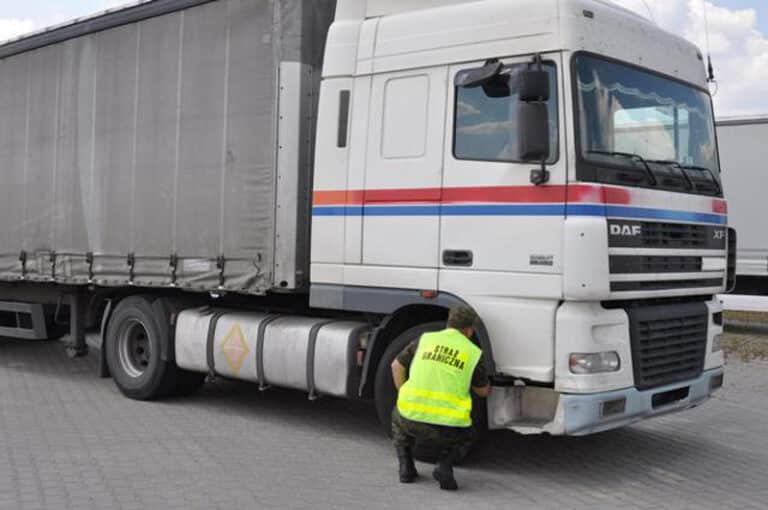 Ciężarówką wyprzedzał na podwójnej ciągłej. Policję zaalarmował inny kierowca