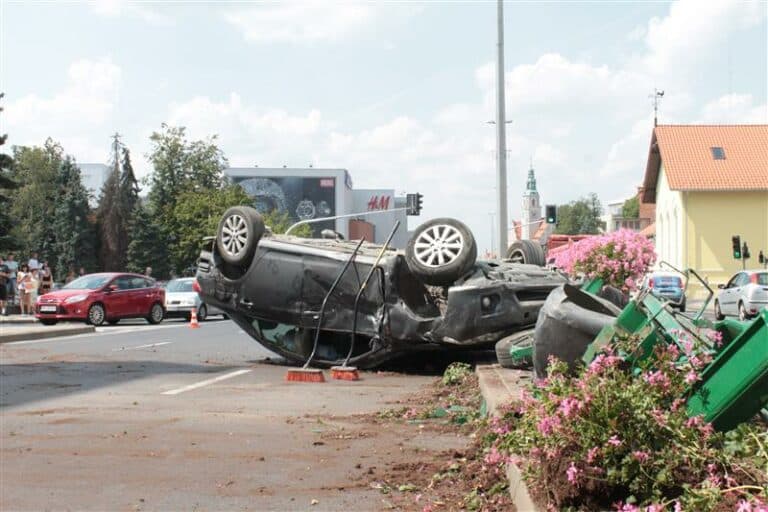 Samochód dachował w centrum Olsztyna