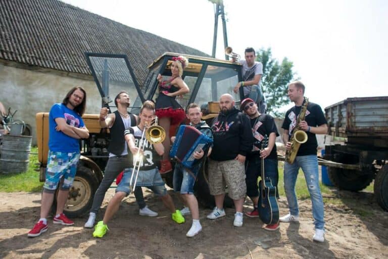 Enej nagrał kawałek z Donatanem i Cleo. Piosenka "Brać" będzie hitem?