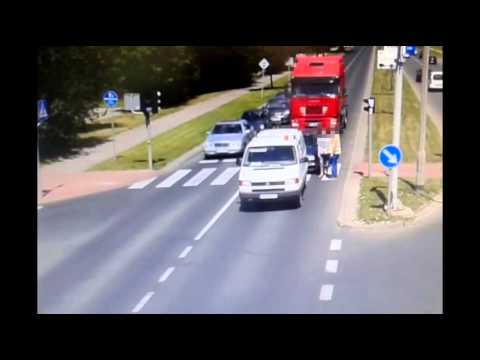 Szalony manewr kierowcy ciężarówki przyczyną niebezpiecznej kolizji Olsztyn, Wideo
