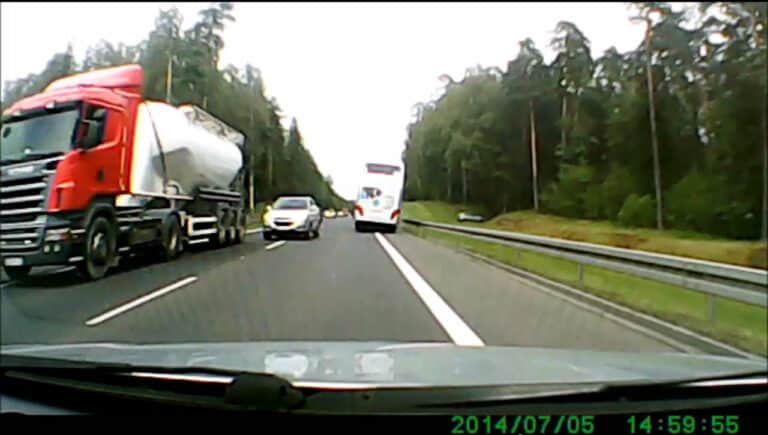 Niewiarygodny manewr kierowcy autobusu ratuje życie pasażerów!