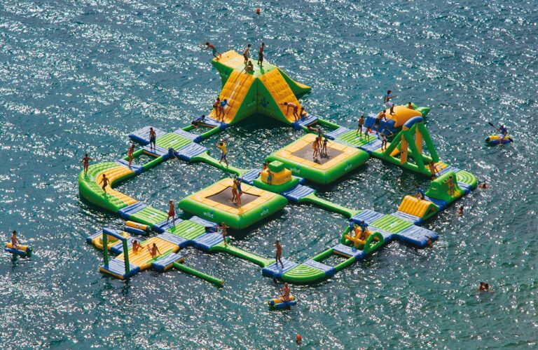 Pływający plac zabaw na jeziorze Ukiel. Takiej rozrywki jeszcze nie mieliśmy