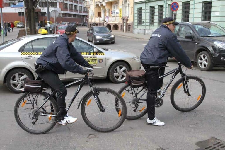 Jest praca w straży miejskiej. Ale kokos&oacute;w nie będzie