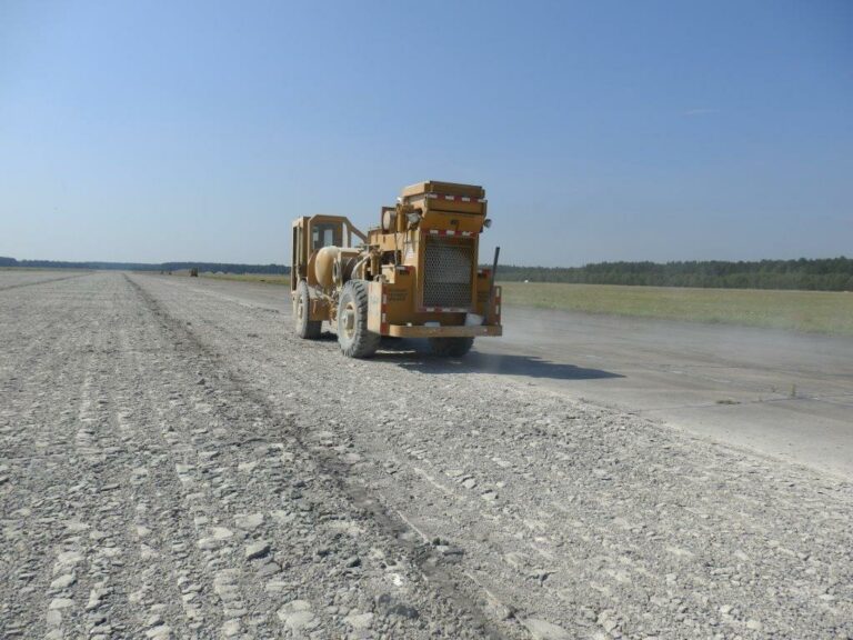 W Szymanach przygotowania do budowy parkingu przy lotnisku