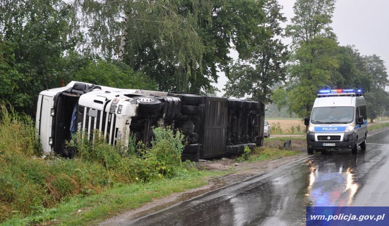 Ciężarówką z trzema promilami jechał „siódemką”. Jazdę zakończył w rowie Działdowo, Nidzica, Olsztyn, Wiadomości