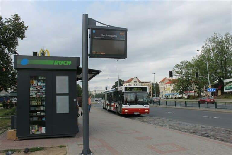 Powiało postępem. Montują elektroniczne wyświetlacze przystankowe