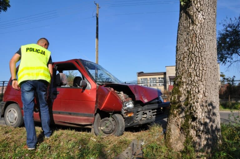 Rajd po pijanemu zakończył na drzewie