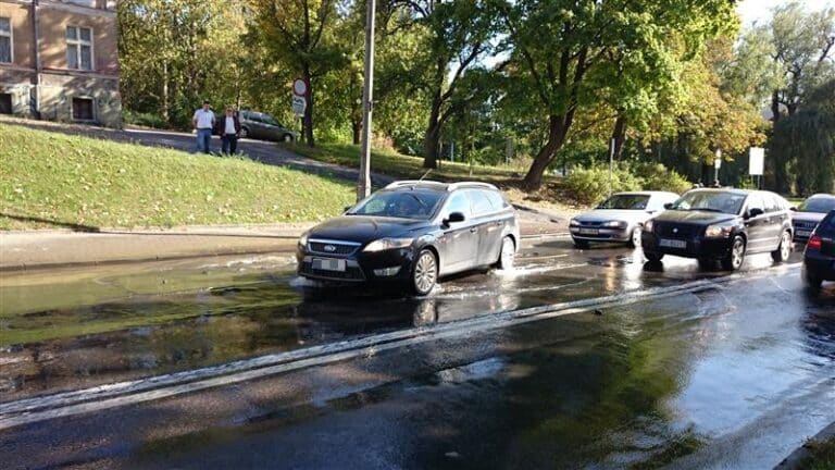 Awaria sieci wodociągowej przy ul. Pieniężnego