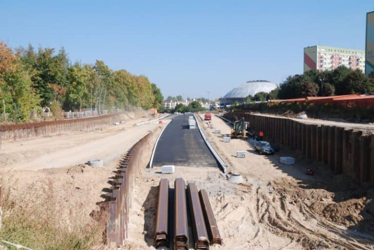 Na ul. Obiegowej leży pierwszy asfalt