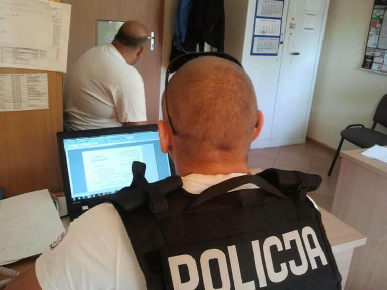 Posługiwał się fałszywym prawem jazdy i naruszył zakaz sądowy