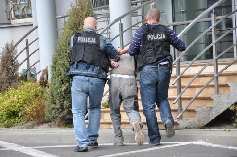 25-latek aresztowany. Dusił swoją matkę, a ojca bił metalową rurką