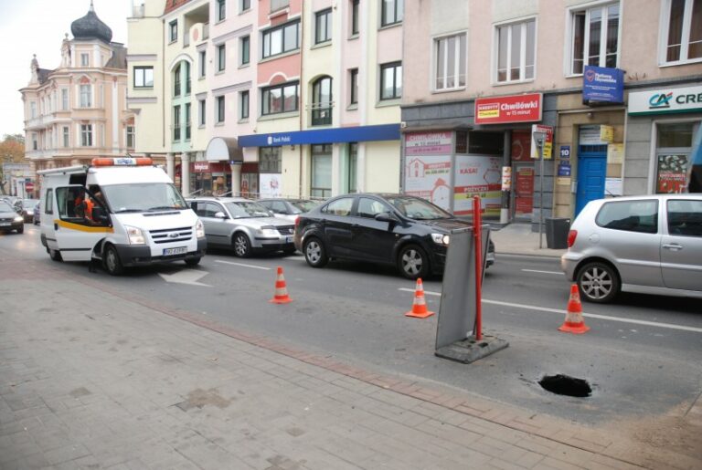 Utrudnienia na Pieniężnego &ndash; zapadł się fragment drogi