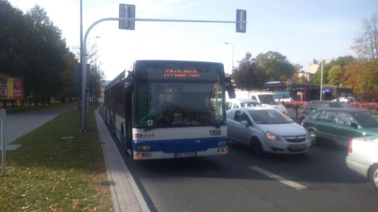Kolizja w centrum. Volvo zderzyło się z autobusem