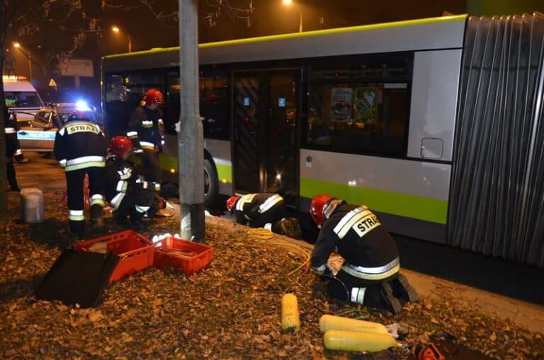 Mężczyzna wpadł pod autobus na ul. Dworcowej