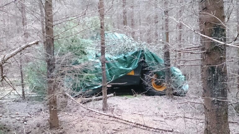 Skradzioną koparkę ukryli w lesie. Policja bada sprawę