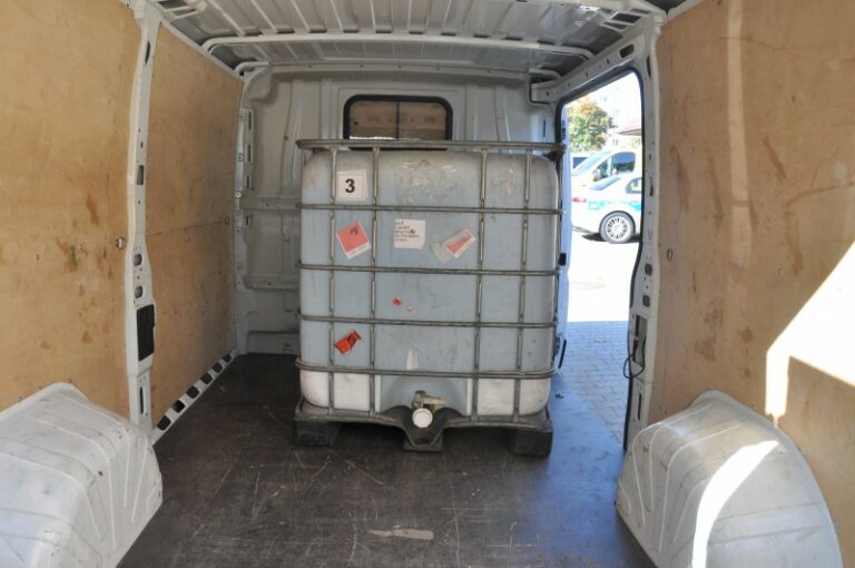 Fiatem próbowali przeszmuglować 1000 litrów alkoholu