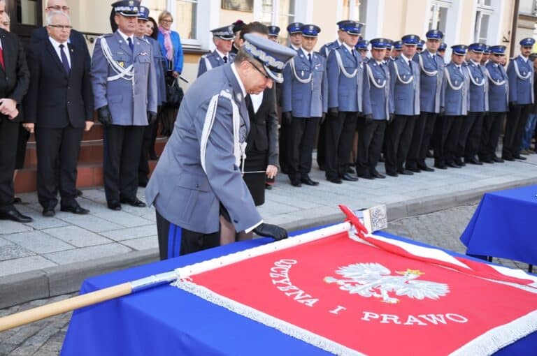 Nowomiejska komenda powiatowa już ze sztandarem