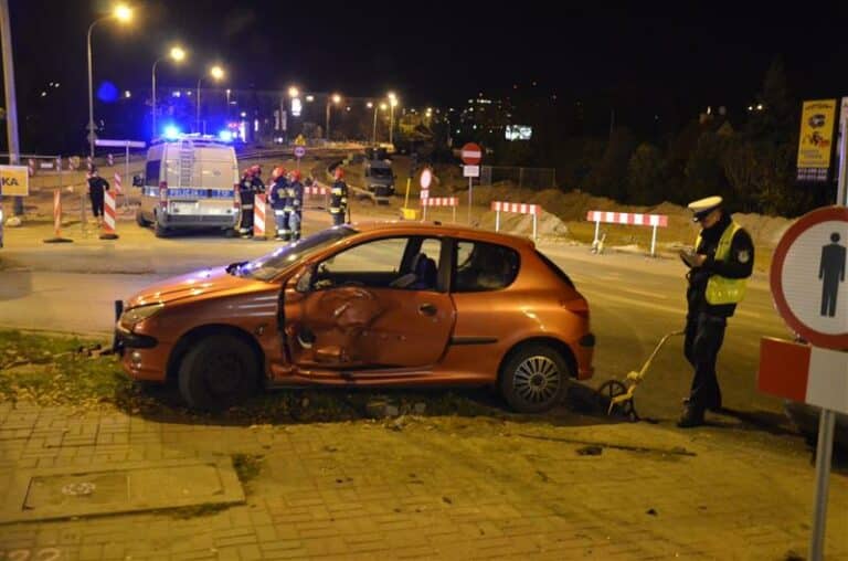 Stracił panowanie nad autem. Nie dał się przebadać alkomatem