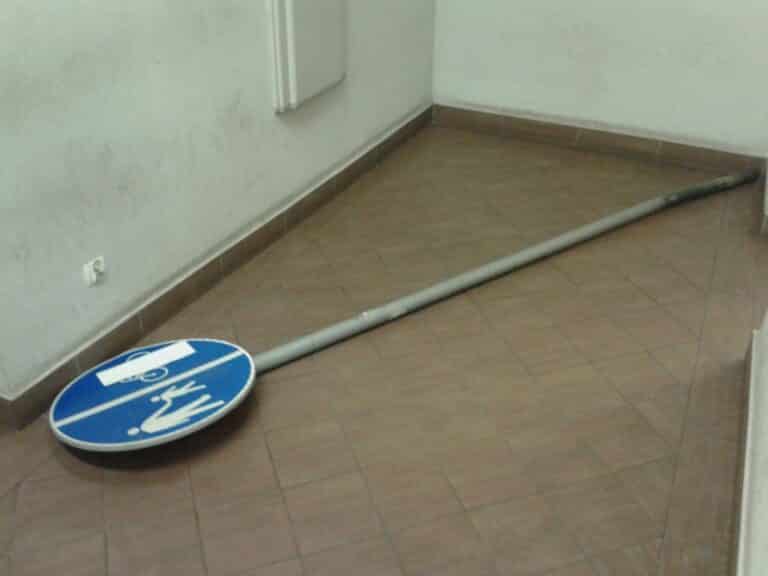 Wyrwali znak w Kortowie i poszli z nim na spacer